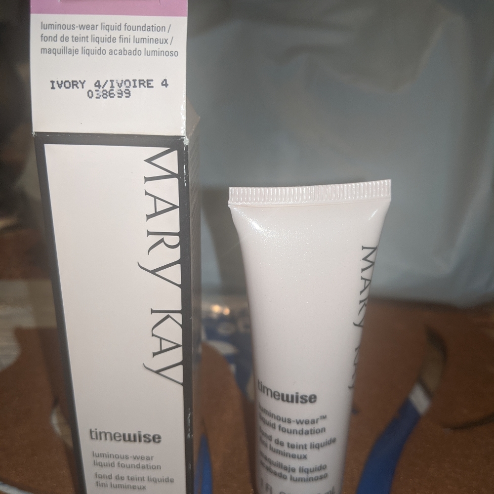 Mary Kay Luminous-wear liquid foundation Ivory 4